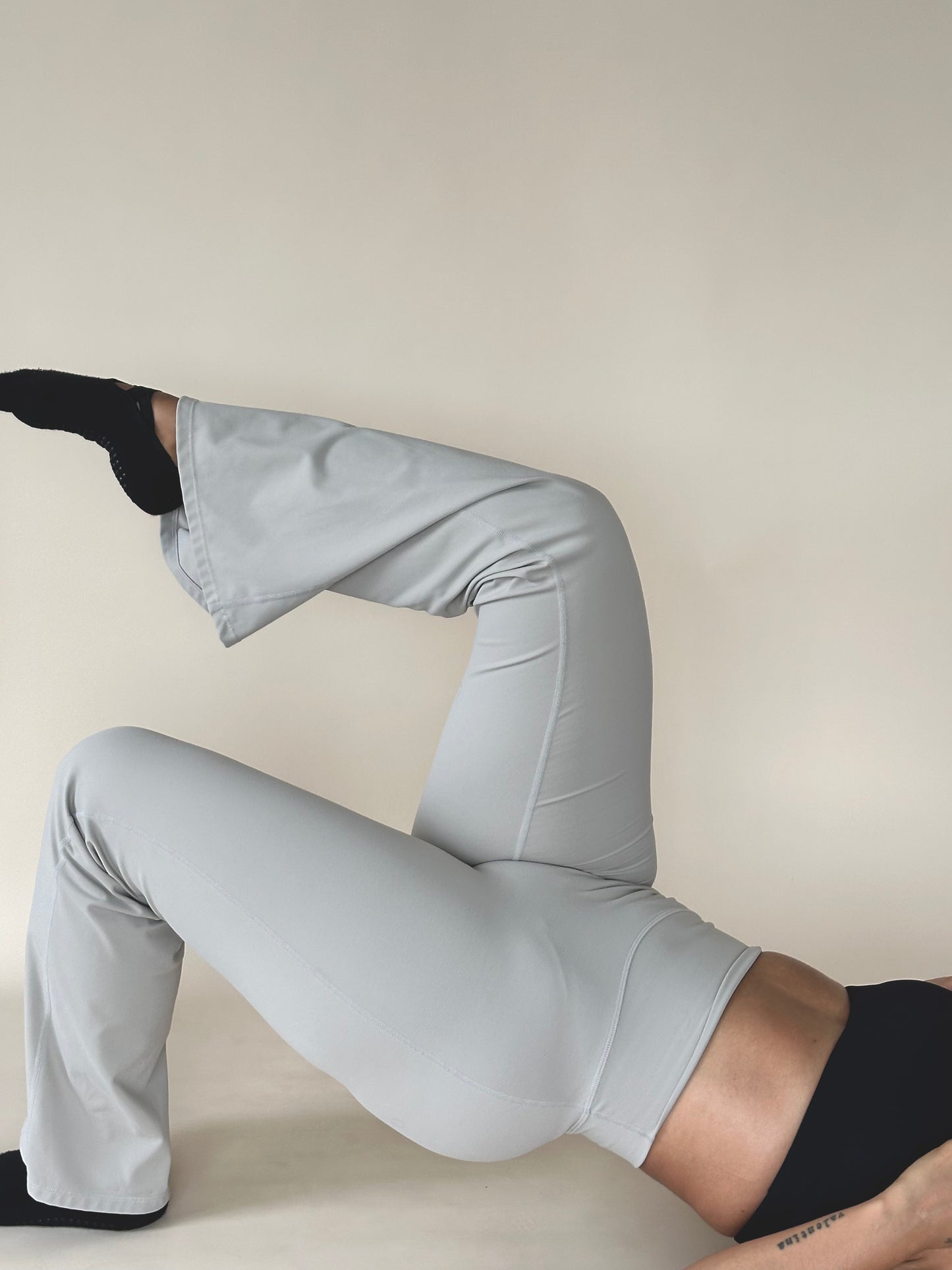 Classic high-waisted flare leggings
