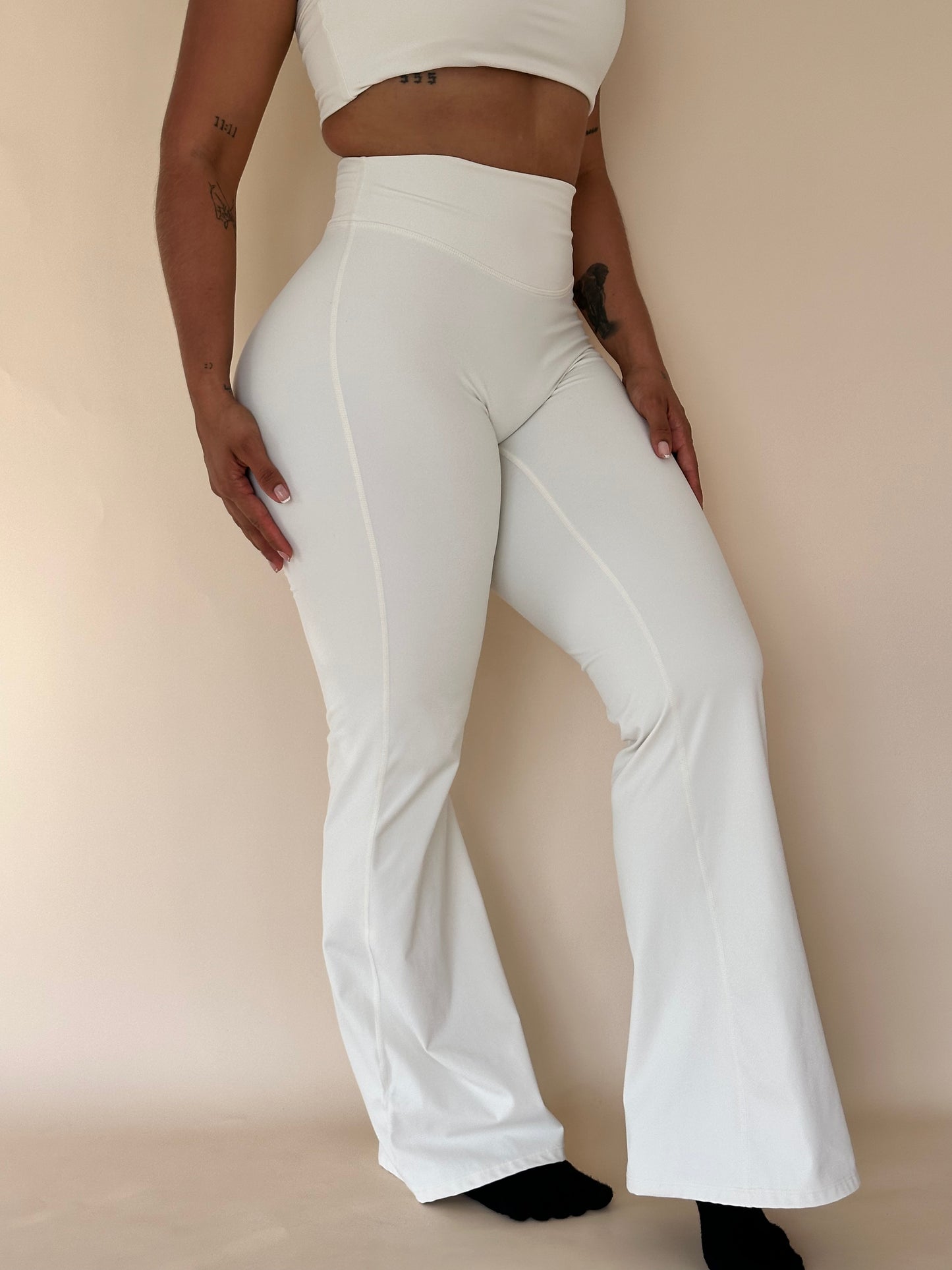 Classic high-waisted flare leggings