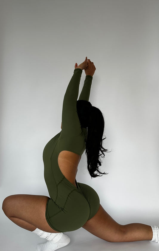 Contourmove sculpt zip short suit
